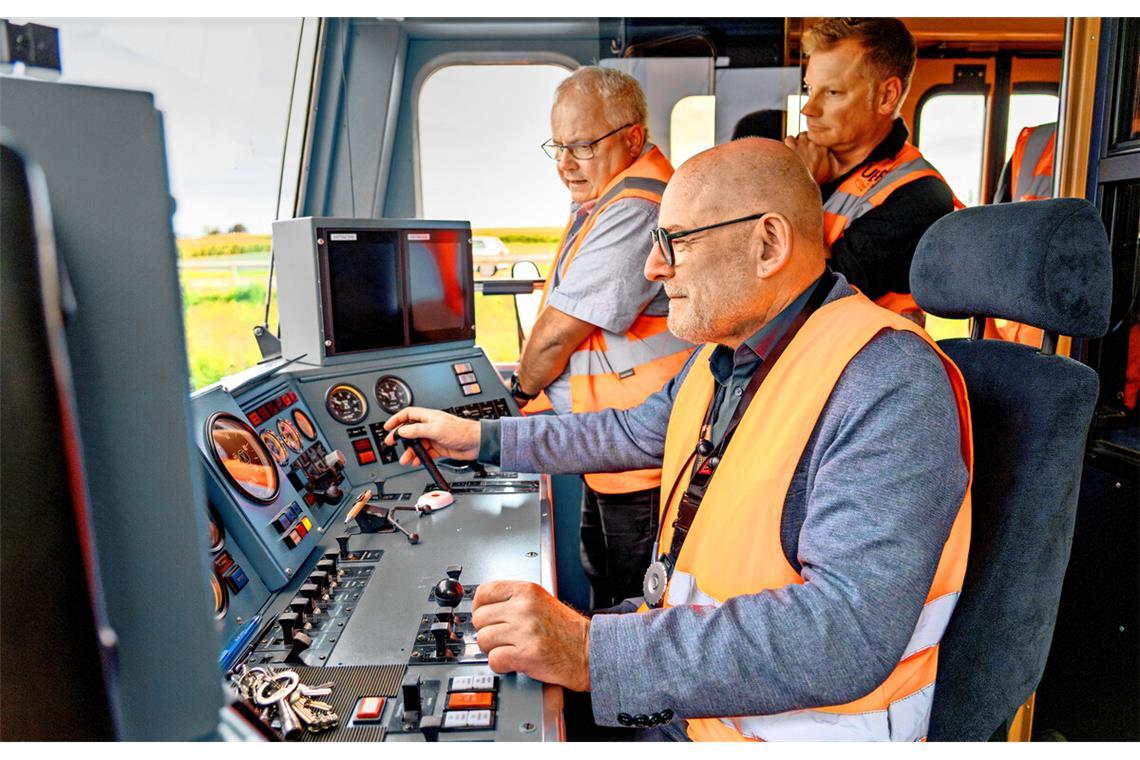 Verkehrsminister im Führerstand: Winfried Hermann steuert einen Testzug auf der neuen Bahnstrecke über die Filder.