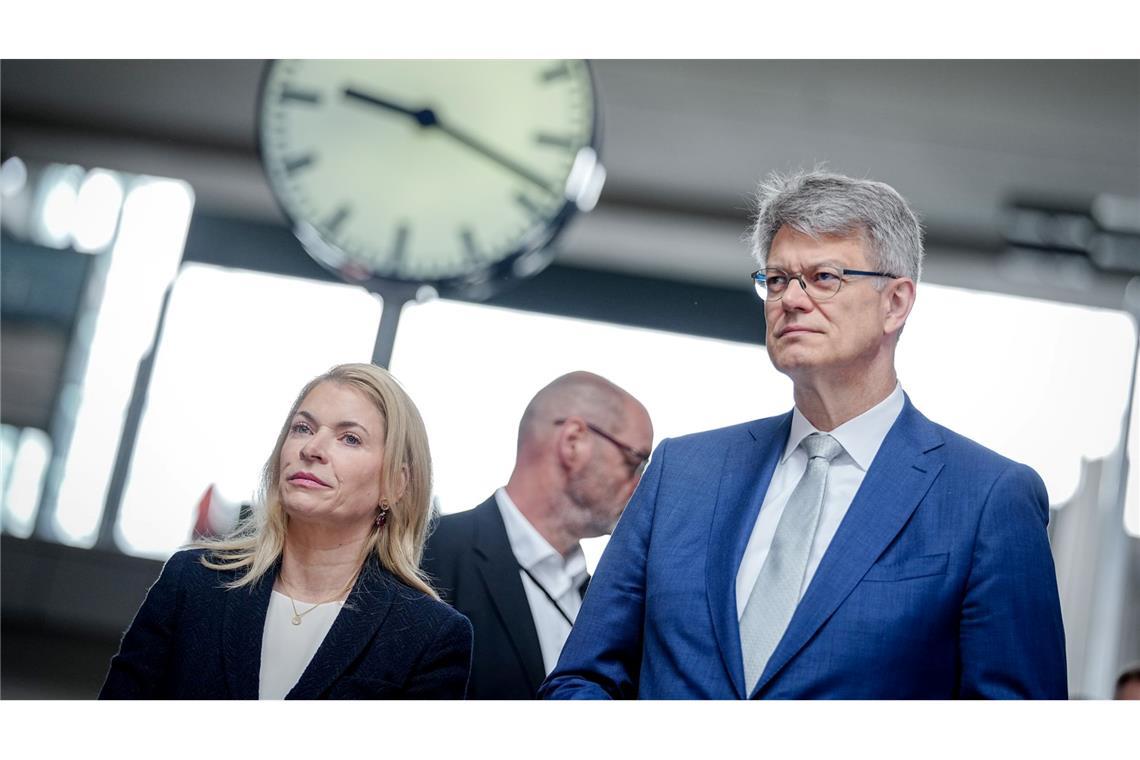 Verkehrsminister Patrick Schnieder (CDU) fordert von Bahnchefin Evelyn Palla Aufklärung über den Vorfall.