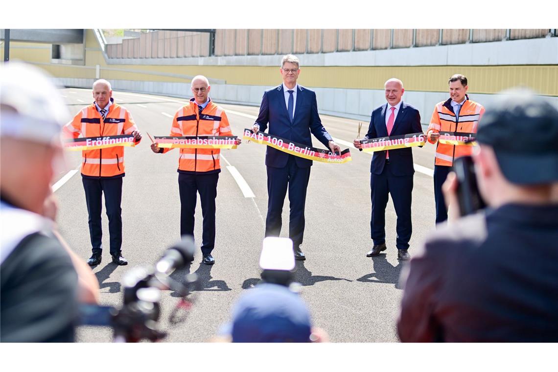 Umstrittenes Teilstück der A100 in Berlin eröffnet Verkehrsminister Patrick Schnieder (im Anzug links) und Berlins Regierender Bürgermeister Kai Wegner (beide CDU) eröffneten den 16. Bauabschnitt der A100 in Berlin.