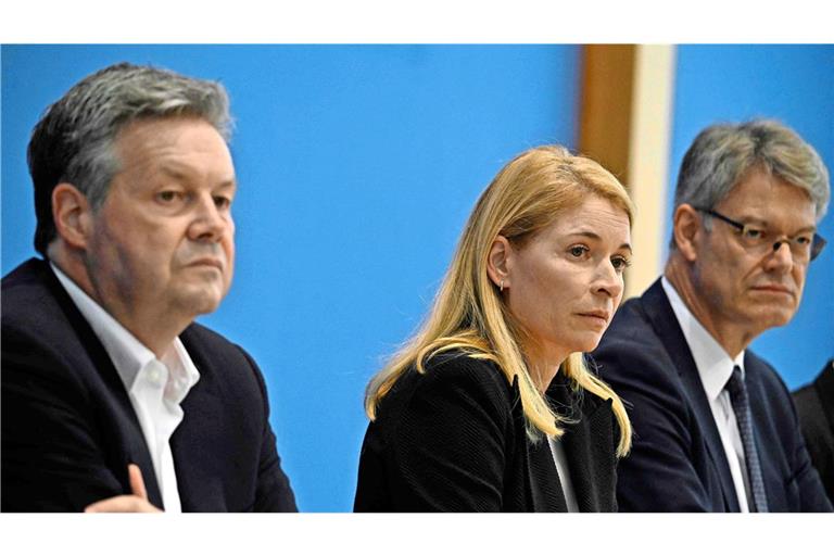 Verkehrsminister Patrick Schnieder (rechts) mit  Evelyn Palla und Dirk Rompf während der Vorstellung