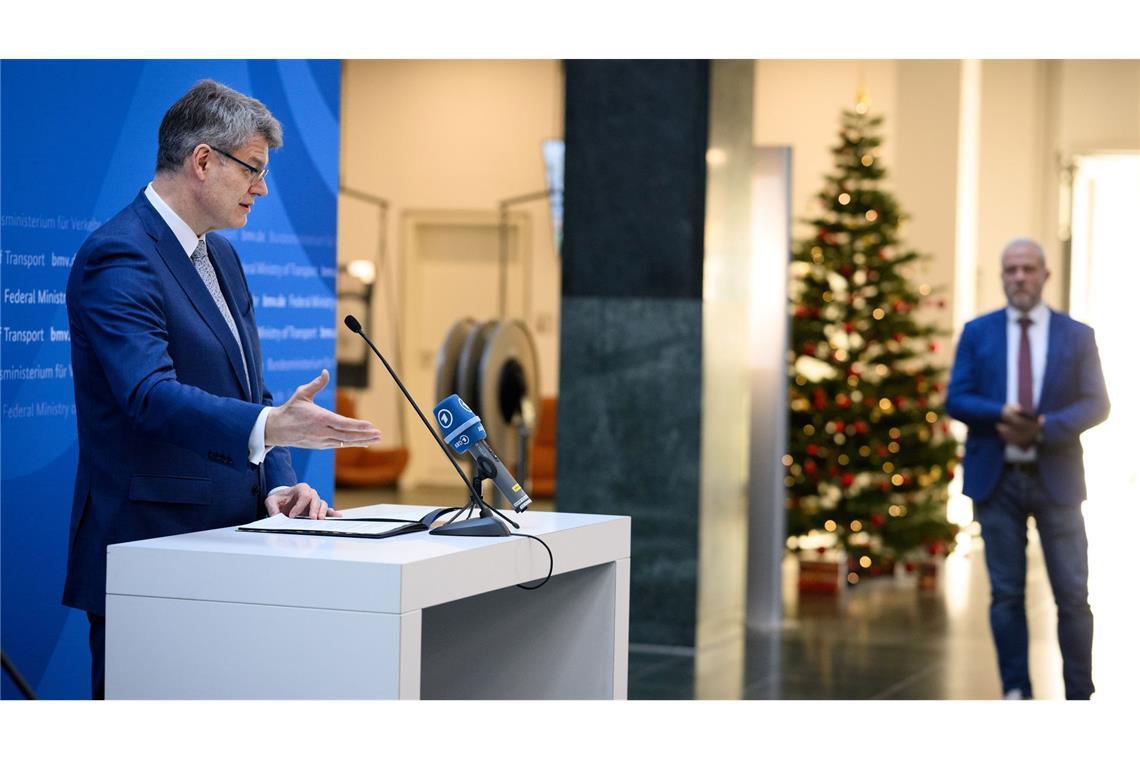 Verkehrsminister Schnieder (CDU) will mehr Gas geben.