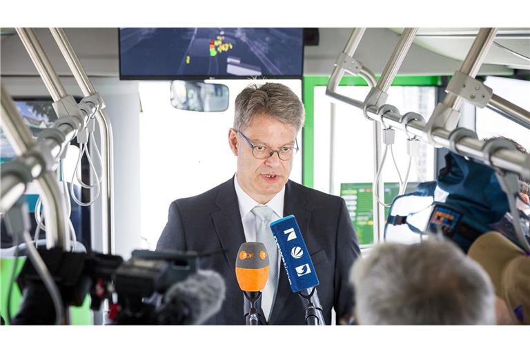 Verkehrsminister Schnieder zeigt sich nach seiner Fahrt im autonomen Bus beeindruckt.