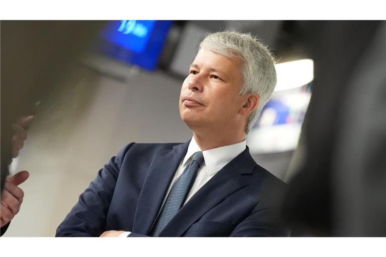 Verkehrsminister Steffen Bilger drängt die Bahn, die Familienreservierung in Fernzügen wieder einzuführen.