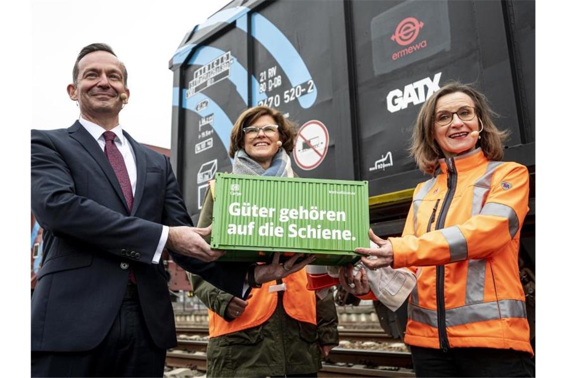 Digitalisierung im Güterverkehr soll Fahrt aufnehmen Verkehrsminister Volker Wissing (FDP,l-r) mit Daniela Gerd tom Markotten und Sigrid Nikutta vom Vorstand der DB vor der Testfahrt eines Güterzugs mit digitaler automatischer Kupplung. Foto: Fabian Sommer/dpa