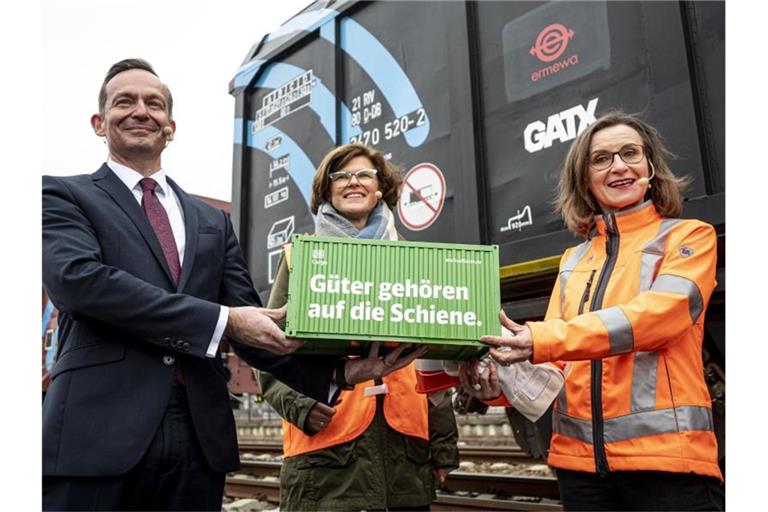 Verkehrsminister Volker Wissing (FDP,l-r) mit Daniela Gerd tom Markotten und Sigrid Nikutta vom Vorstand der DB vor der Testfahrt eines Güterzugs mit digitaler automatischer Kupplung. Foto: Fabian Sommer/dpa