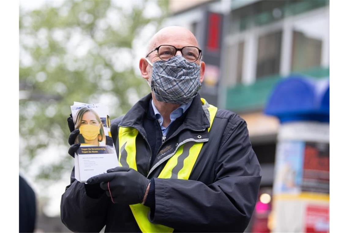 Verkehrsminister zu Maskenpflicht: Bußgeld von 15 Euro droht Verkehrsminister Winfried Hermann (Bündnis 90/Die Grünen) bei einem Pressetermin zur Maskenpflicht. Foto: Sebastian Gollnow/dpa