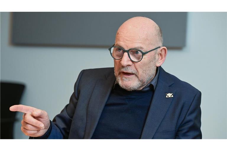 Verkehrsminister Winfried Hermann (Grüne) hat die Autoindustrie dazu aufgefordert, trotz der Krise in Zukunftstechnologien zu investieren. (Archivbild)