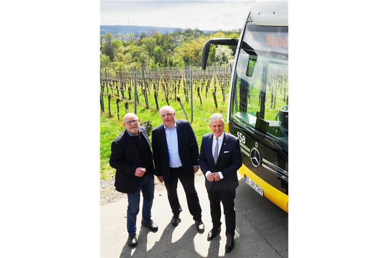 Verkehrsminister Winfried Hermann, SSB-Technikvorstand Thomas Moser und OB Frank Nopper (von links) bei der Vorstellung des ersten Brennstoffzellen-Gelenkbusses auf dem Burgholzhof