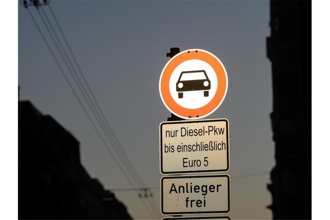 Land muss Diesel-Zwangsgeld zahlen Verkehrsschild mit der Aufschrift „nur Diesel-Pkw bis einschließlich Euro 5“. Foto: Sebastian Gollnow/dpa/Archivbild