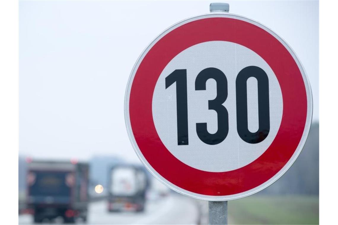 Verkehrsschild mit der Geschwindigkeitsangabe von 130 Stundenkilometer. Foto: Jens Büttner/dpa-Zentralbild/dpa