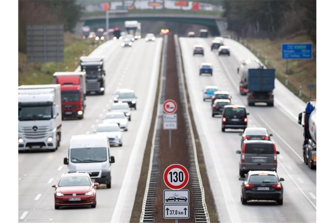 Verkehrszeichen zur Geschwindigkeitsbegrenzung an der Autobahn A13 in Brandenburg. Foto: Soeren Stache/dpa-Zentralbild/dpa