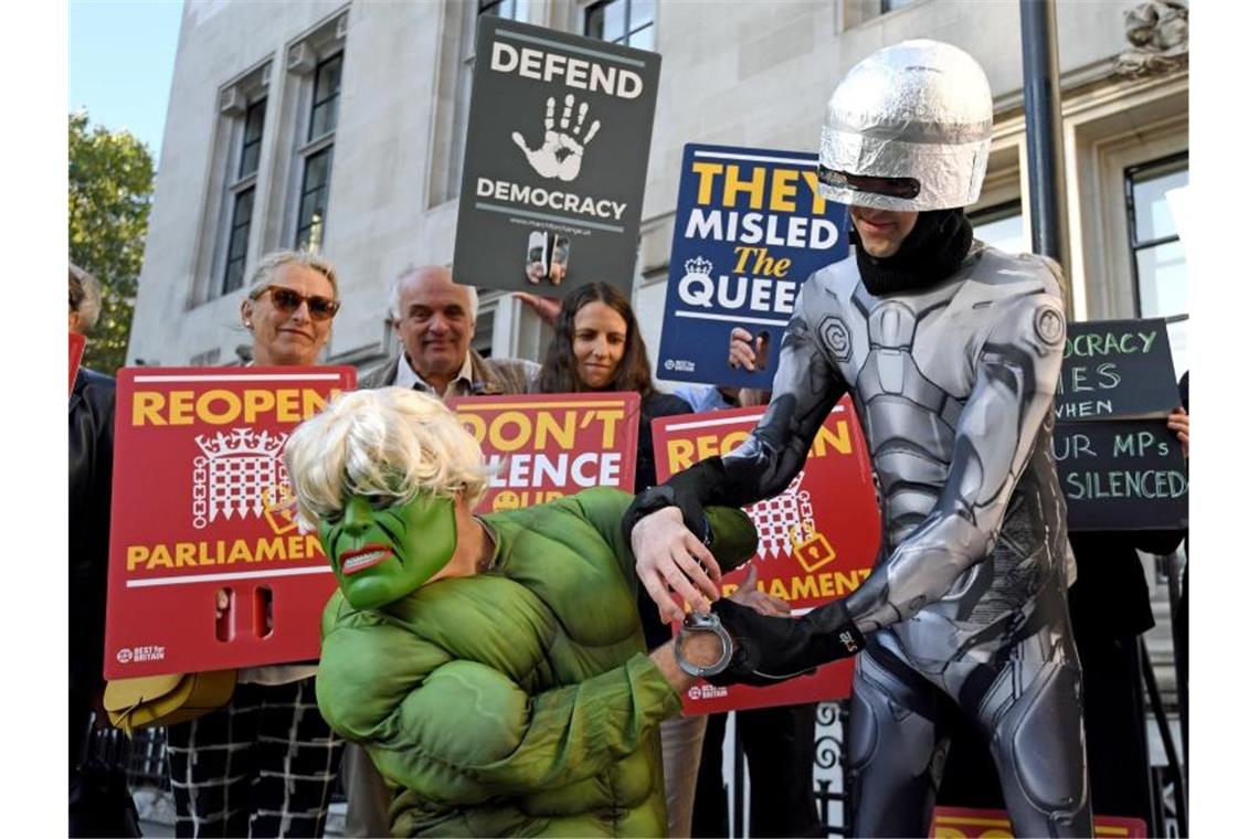 Verkleidet als Superhelden: Demonstranten spotten vor dem Obersten Gerichtshof über Premier Johnson, der Großbritannien mit dem Superhelden „Hulk“ verglichen hatte. Foto: Kirsty O'Connor/PA Wire