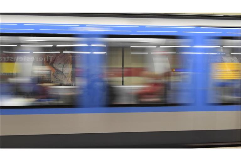Verkleidet als Weihnachtsmänner sollen mehrere mutmaßliche Anhänger  in der U-Bahn in München rechtsextreme Flugblätter verteilt haben. (Symbolbild)