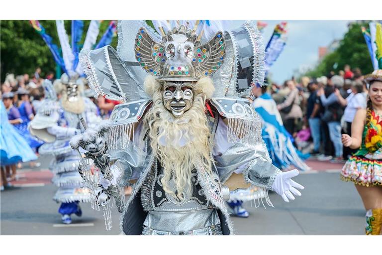 Verkleidete Menschen tanzen zur Musik beim Straßenumzug zum 27. Karneval der Kulturen in Berlin.