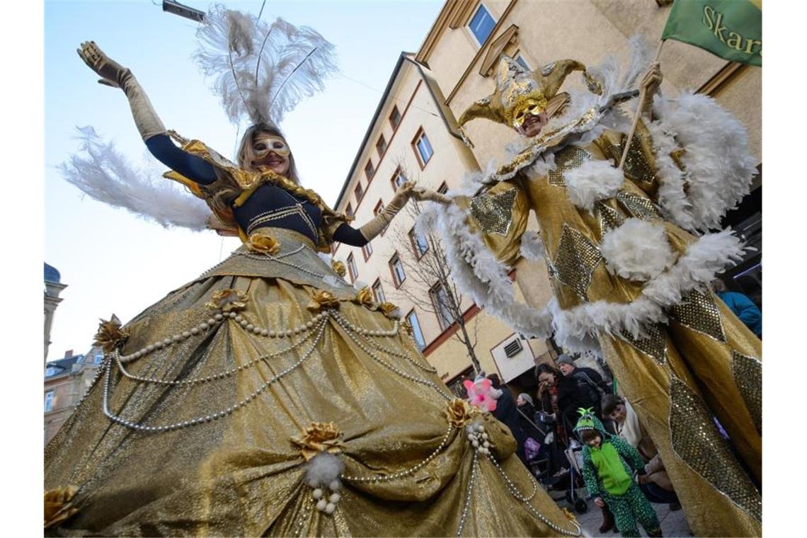 Verkleidete Narren bei einem Faschingsumzug durch die Stuttgarter Innenstadt. Foto: Sina Schuldt/dpa/Archivbild