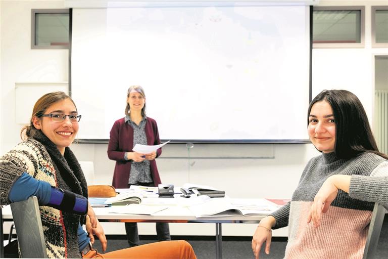 Verknüpfen große Hoffnungen mit dem eingeschlagenen Weg: Larissa Zirnstein (links) und Ebru Turgut mit Französisch-Lehrerin Lena Nothacker. Die beiden jungen Frauen besuchen das Kolping-Abendgymnasium in Backnang und stehen jetzt kurz vor der Fachhochschulreife. Foto: A. Becher