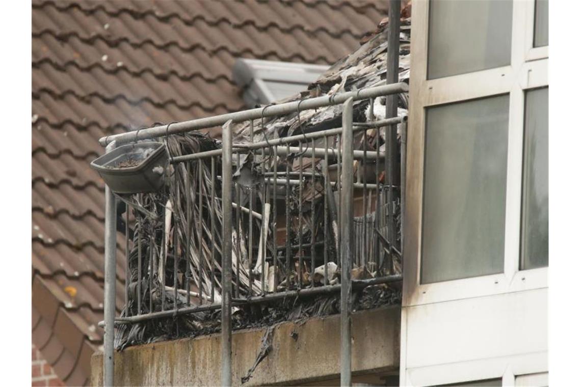 Ultraleichtflugzeug stürzt auf Wohnhaus in Wesel: Drei Tote Verkohlte Trümmer auf einem Balkon. Foto: David Young/dpa