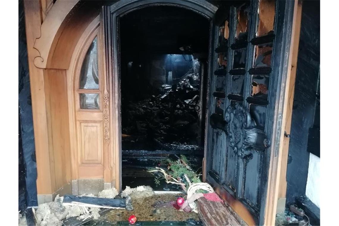 Ursache für Feuer in Schwarzwald-Spitzenrestaurant unklar Verkohlte Trümmer liegen im Eingangsbereich eines Restaurants. Foto: Andreas Rosar/dpa