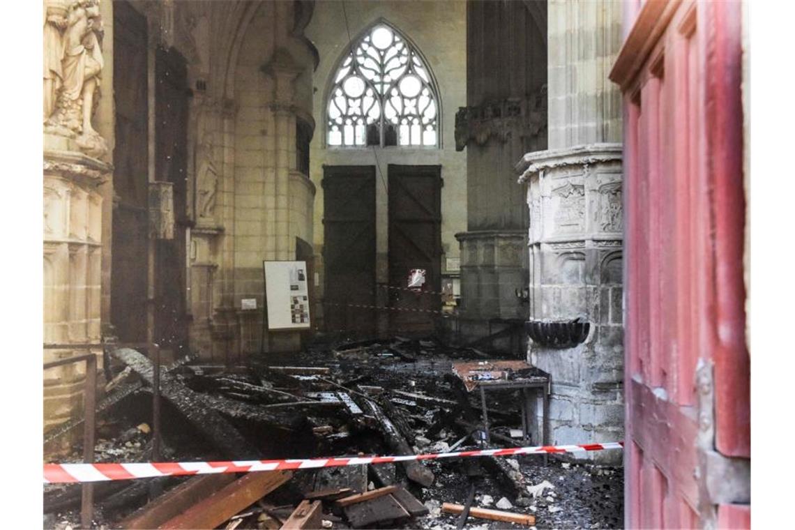 Verkohlte Trümmer liegen in der Kathedrale Saint-Pierre-et-Saint-Paul nach einem Brand. Foto: Sebastien Salom-Gomis/AFP/dpa