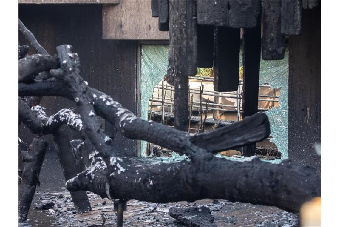 Krefelder Zoo nach Brand in Affenhaus wieder geöffnet Verkohlte Überreste im Inneren das Affenhauses. Foto: Christoph Reichwein/dpa