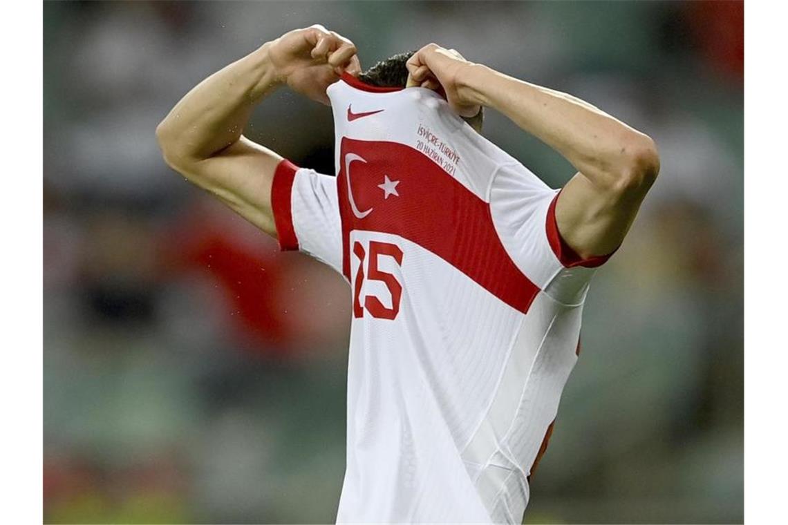 Verkriechen möchte sich der türkische Nationalspieler Mert Müldür in der Begenung gegen die Schweiz in Baku. Die Türken haben auch das dritte Vorrundenspiel verloren und sind sang- und klanglos ausgeschieden. Foto: Ozan Kose/AFP Pool/dpa