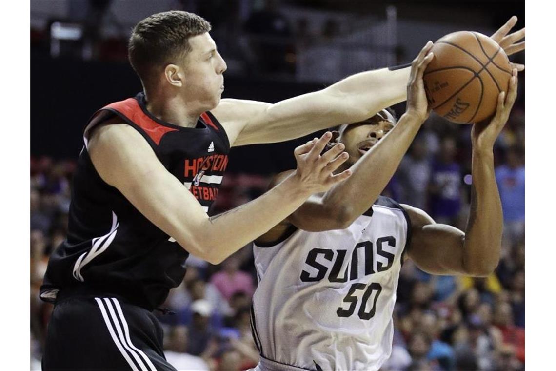 Verlässt die Houston Rockets: Isaiah Hartenstein (l). Foto: John Locher/AP/dpa