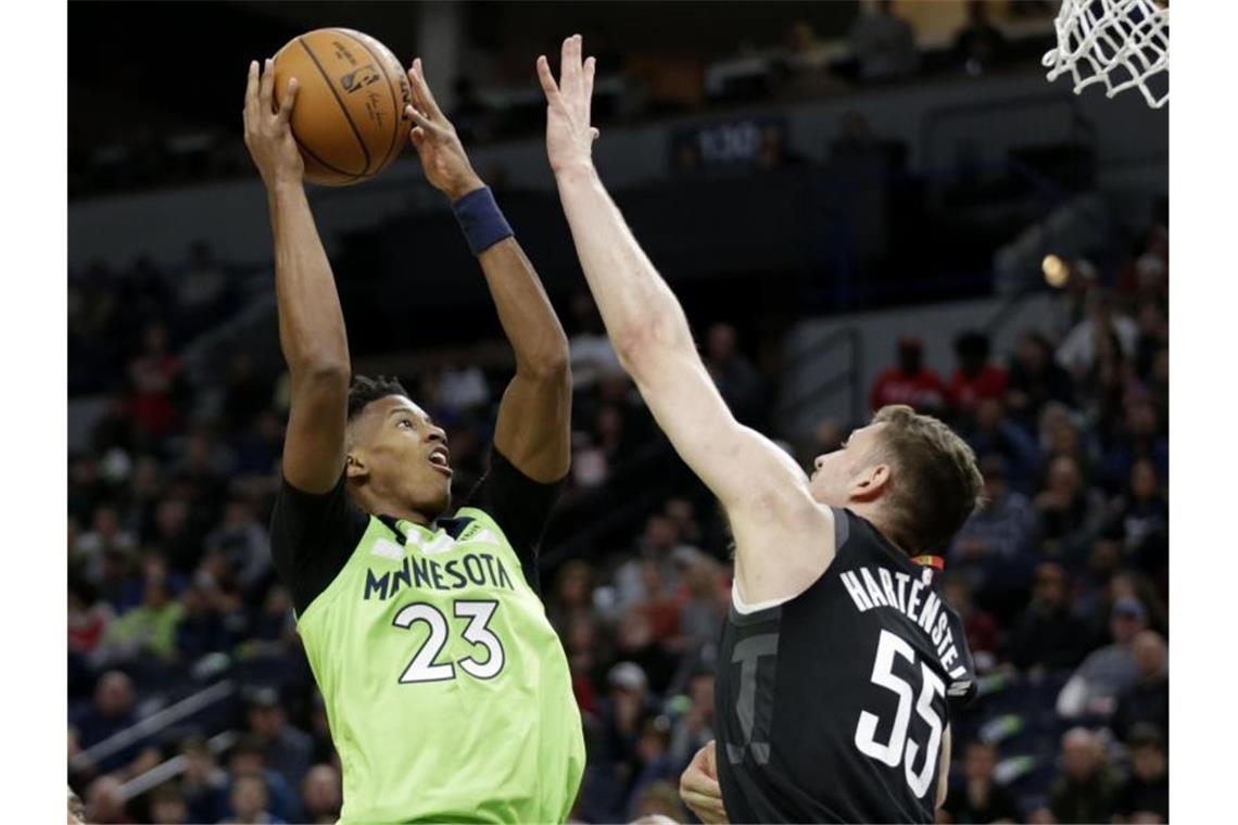 Verlässt die Houston Rockets: Isaiah Hartenstein (r). Foto: Andy Clayton-King/FR51399 AP/dpa