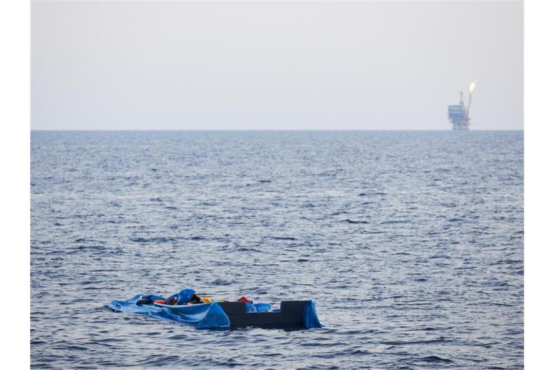 Verlassenes Schlauchboot im Mittelmeer. Foto: Fabian Heinz/Sea-Eye/Symbol