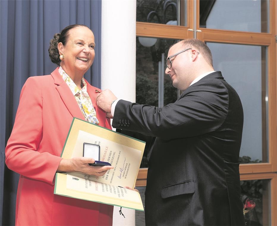 Verleihung der Bürgermedaille: Bürgermeister Armin Mößner ehrt Rosely Schweizer für ihre herausragenden Verdienste. Foto: J. Fiedler