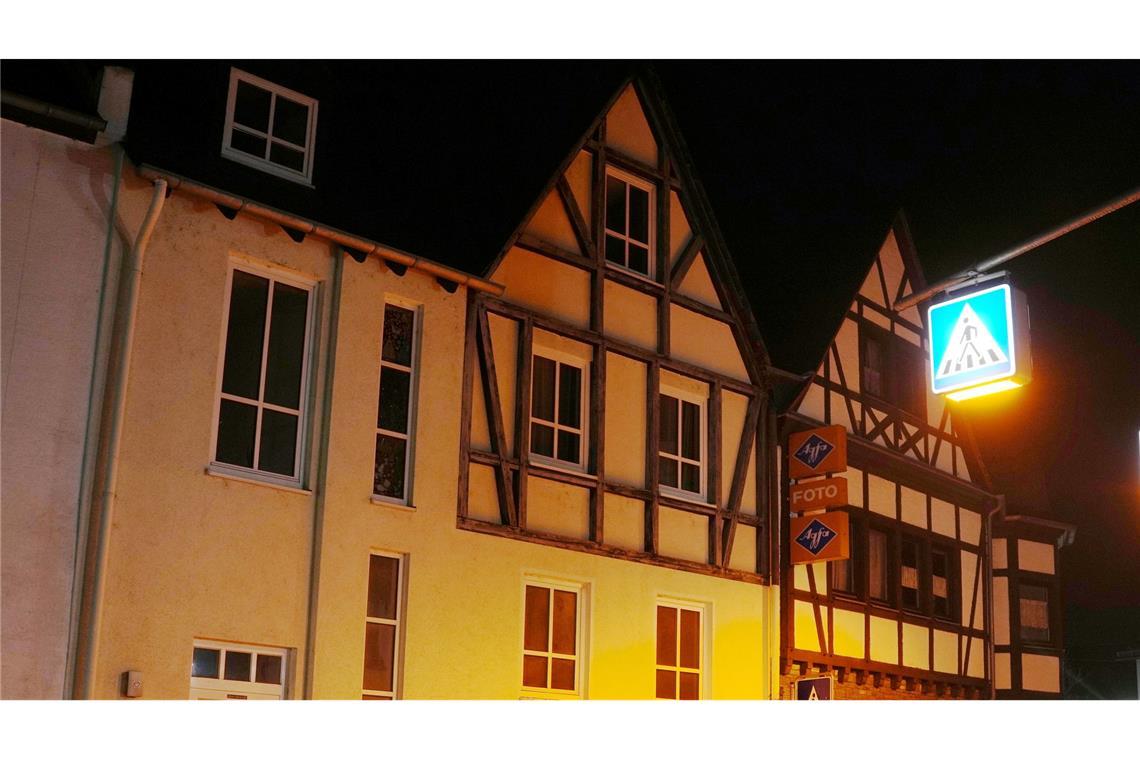 Meteoritenteil beschädigt Hausdach - weitere Untersuchungen