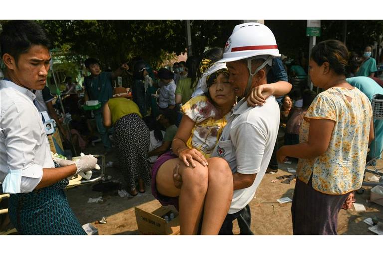Verletzte in Myanmar wurden teilweise auf den Straßen versorgt.