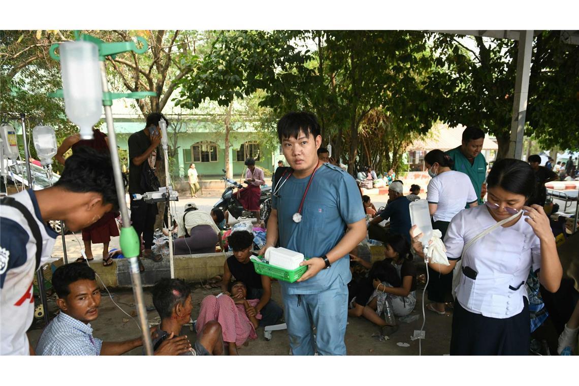 Verletzte in Myanmar wurden teilweise auf den Straßen versorgt.