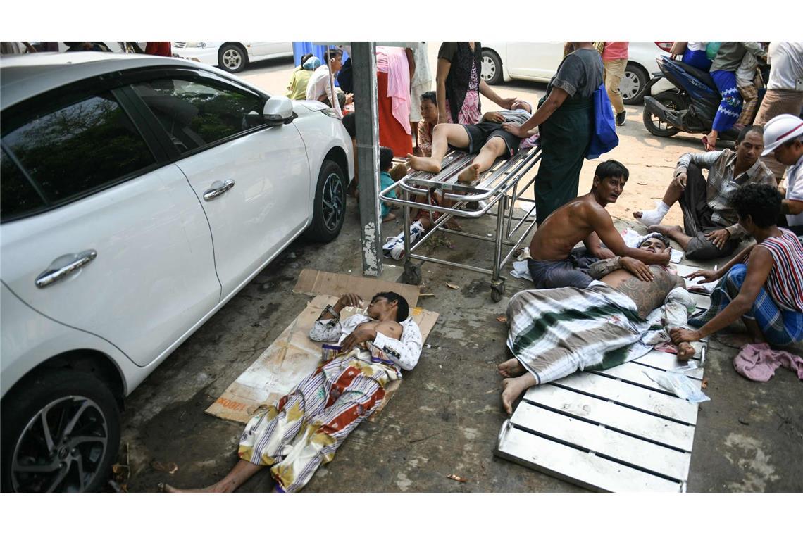 Verletzte in Myanmar wurden teilweise auf den Straßen versorgt.