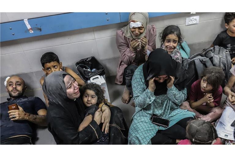 Verletzte Palästinenser warten warten auf medizinische Versorgung  (Archivfoto). Das UN-Menschenrechtsbüro in Genf sieht Anzeichen für ethnische Säuberungen in den palästinensischen Gebieten.