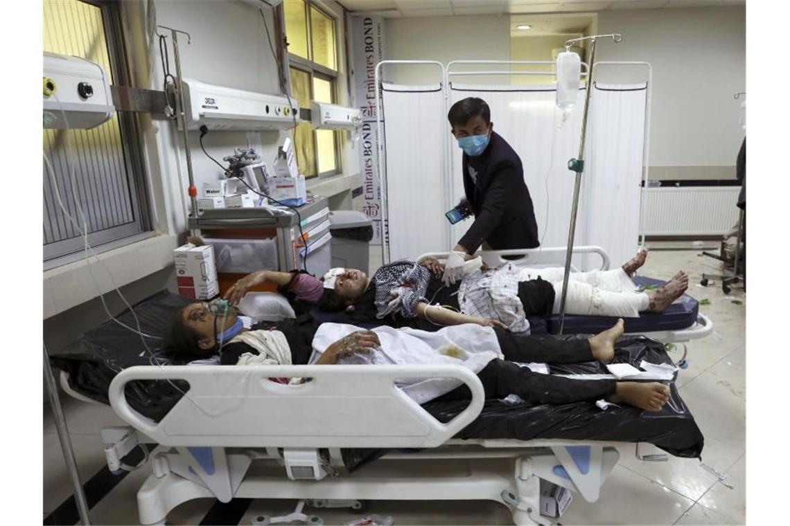 Zahl der Toten nach Anschlag in Kabul steigt auf über 50 Verletzte Schüler werden in einem Krankenhaus in Kabul behandelt. Foto: Rahmat Gul/AP/dpa