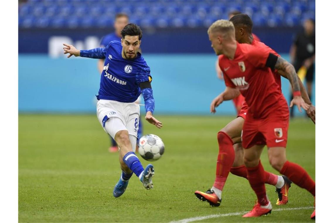 Verletzte sich gegen Augsburg schwer: Schalkes Suat Serdar. Foto: Martin Meissner/AP-Pool/dpa