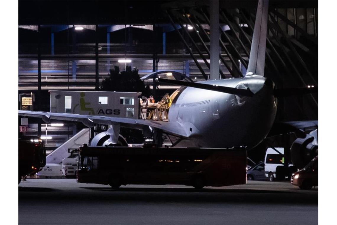 Verletzte Soldaten, die aus Mali eingetroffen sind, werden am Stuttgarter Flughafen aus einem Airbus A310 der Bundeswehr transportiert. Foto: Christoph Schmidt/dpa