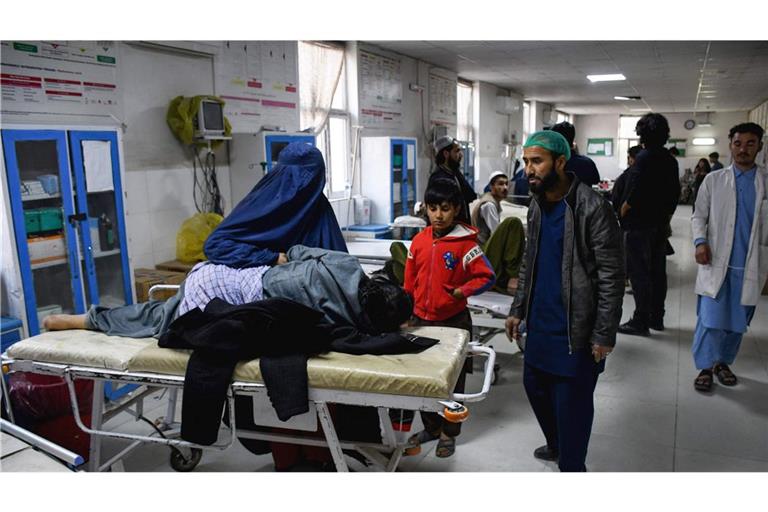 Verletzte werden in Krankenhäusern behandelt.