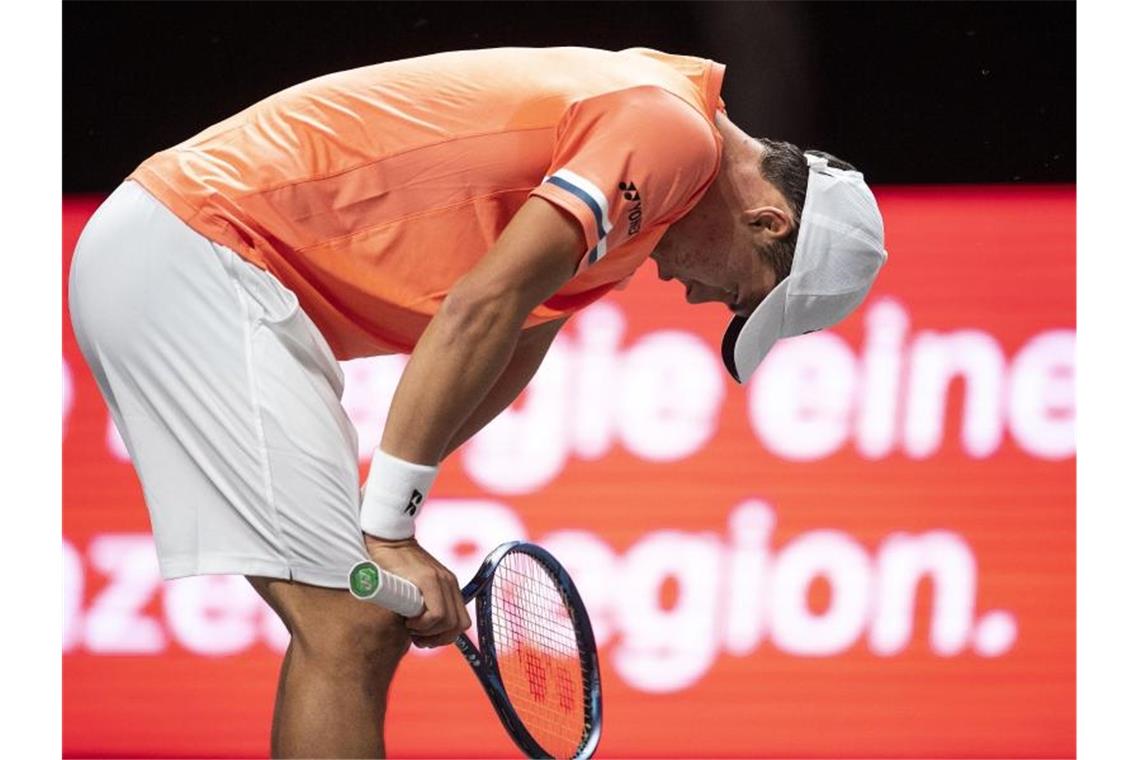 Verlor gleich sein erstes Match beim ATP-Turnier in Köln: Daniel Altmaier reagiert nach der Partie. Foto: Marius Becker/dpa