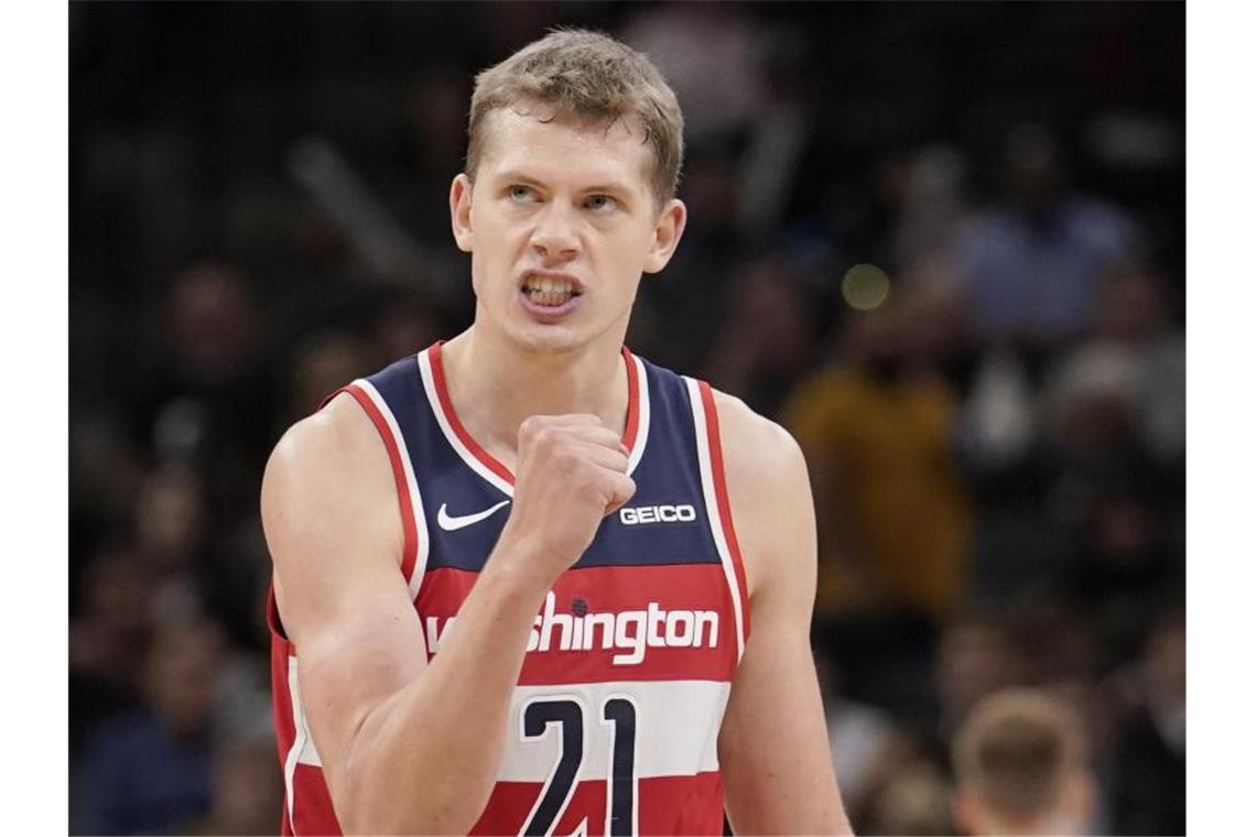 Verlor mit den Washington Wizards das erste Testspiel nach der Corona-Pause: Moritz Wagner. Foto: Darren Abate/FR115 AP/dpa