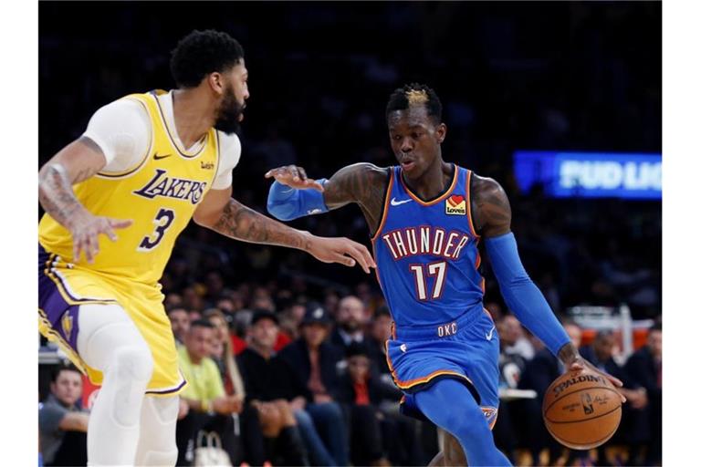 Verlor mit Oklahoma City Thunders bei den Los Angeles Lakers: Dennis Schörder. Dennis Schroeder (l) im Zweikampf gegen Anthony Davis. Foto: Ringo H.W. Chiu/FR170512 AP/dpa