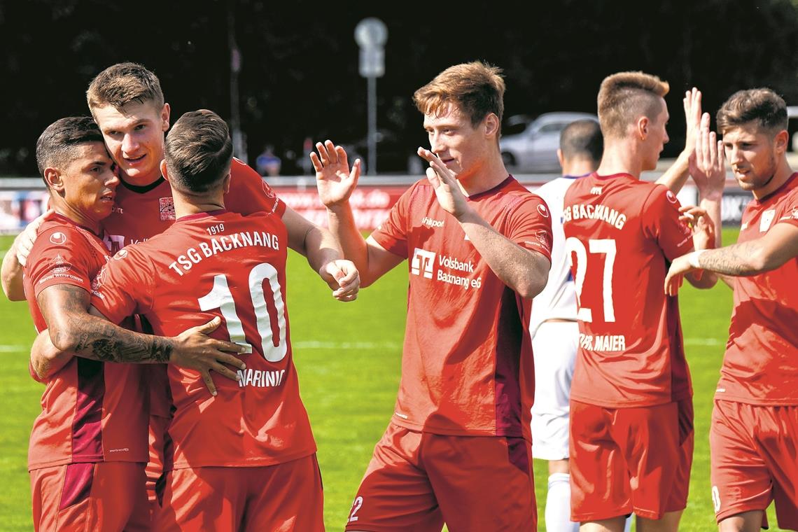 Die Ansprüche werden spürbar höher Verloren in der aktuellen Saison noch kein Spiel: Die TSG-Fußballer um Benito Baez-Ayala, Michl Bauer, Mario Marinic, Leon und Loris Maier sowie Patrick Tichy. Fotos: T. Sellmaier