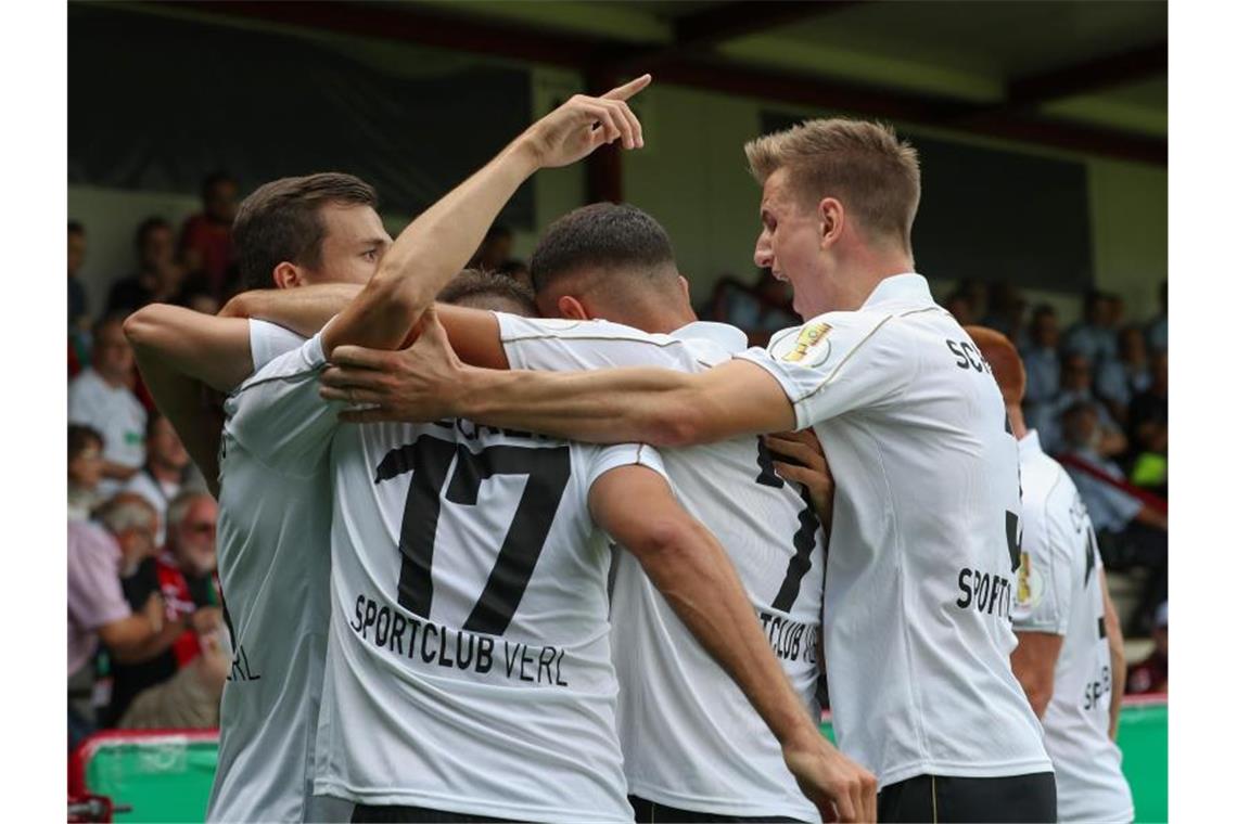 Verls Torschütze Ron Schallenberg (l-r) feiert seinen Treffer zum 2:0 mit Nico Hecker, Memet Alp Kurt und Jan Schöppner. Foto: F. Gentsch