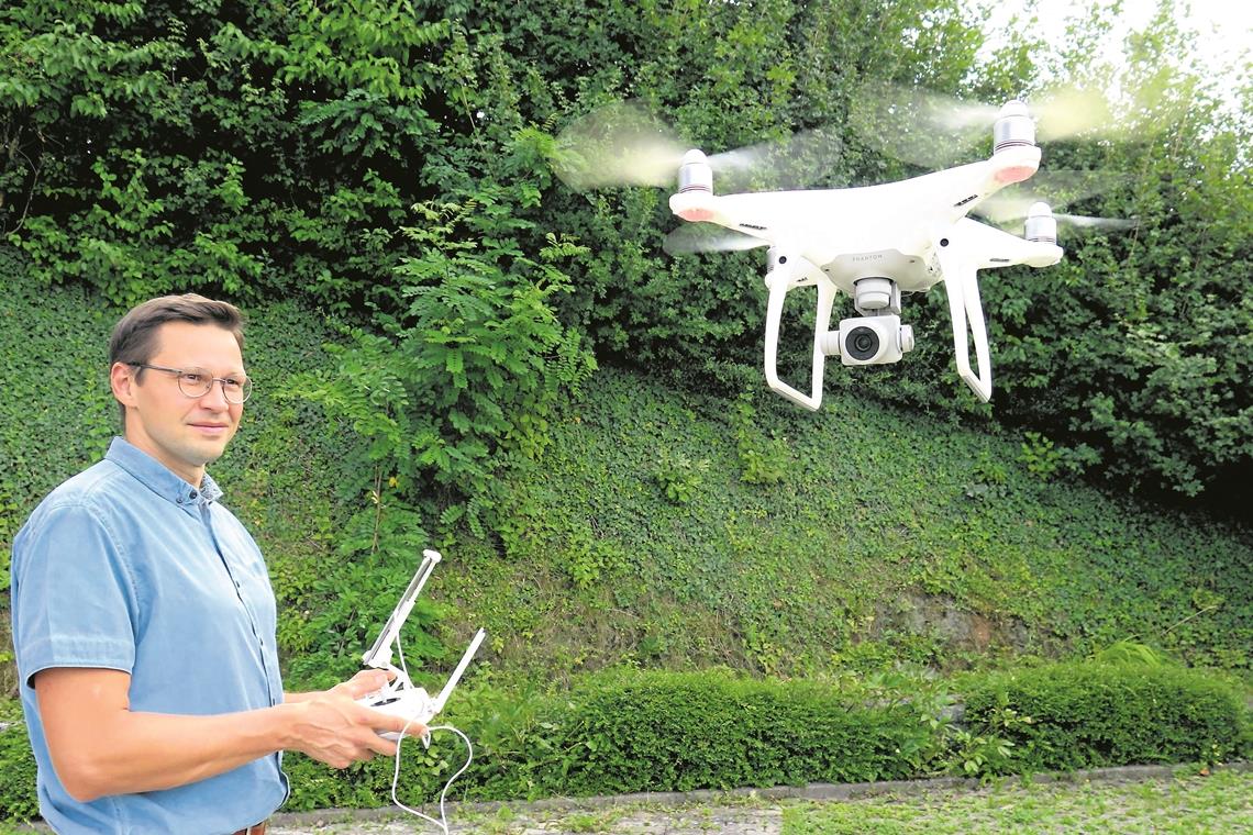 Vermessungsingenieur Alexander Liebert steuert den Quadrokopter mittels Fernbedienung. Die Livebilder der Drohne werden auf dem Tablet dargestellt. Foto: Landratsamt