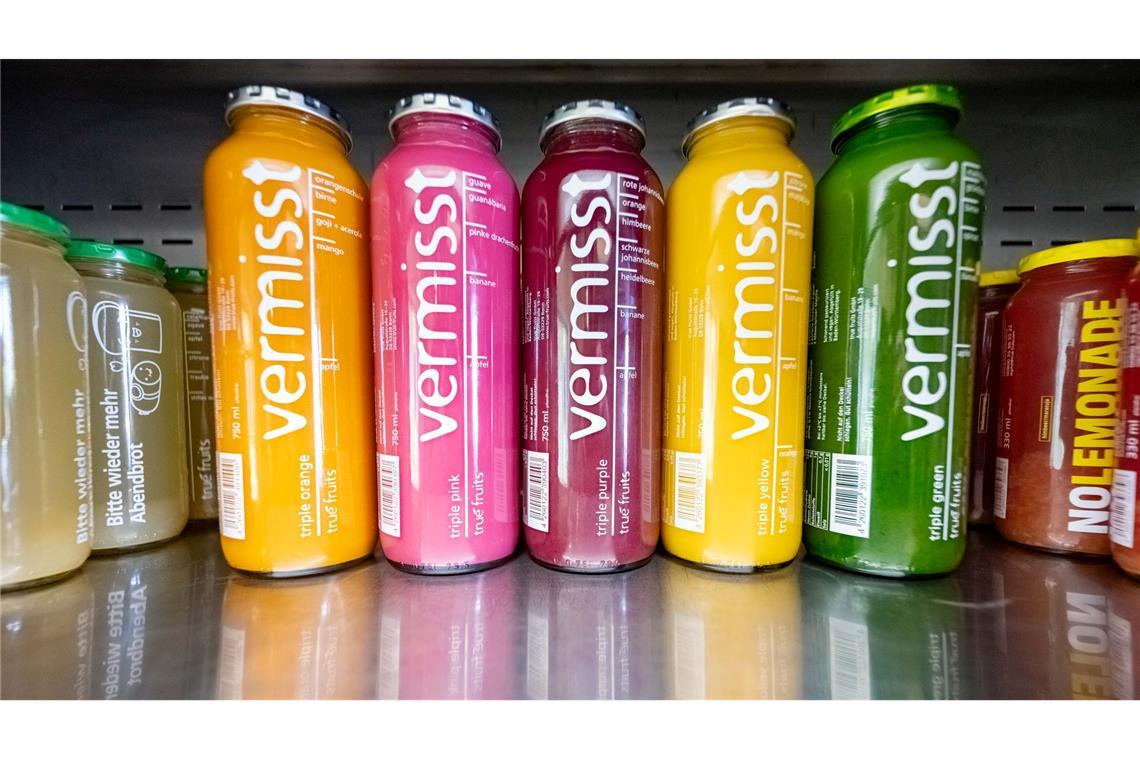 "Vermisst" steht groß auf den Smoothie-Flaschen von True Fruits - auf der Rückseite wird mit Fotos nach zwei seit Jahren vermissten Personen gesucht.