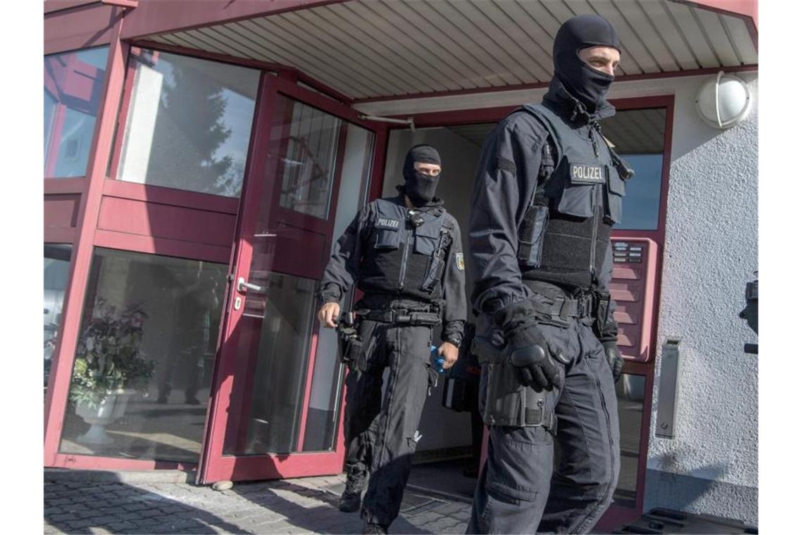 Prozess gegen mutmaßliches Bordellbetreiber-Netzwerk Vermummte Beamte der Bundespolizei während einer Razzia in einem Bordell. Foto: Boris Roessler/Archivbild
