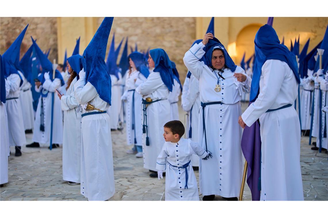 Vermummte Büßer nehmen an einer Prozession in Südspanien teil.