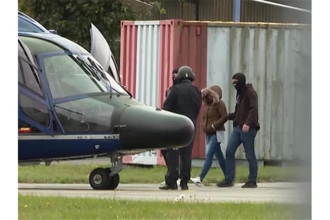 Vermummte Polizisten führen die Witwe des IS-Terroristen Denis Cuspert zu einem Hubschrauber der Bundespolizei. Foto: Telenewsnetwork