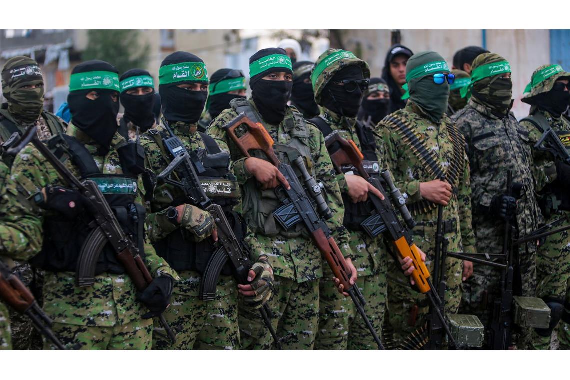 Hamas lässt sechs weitere israelische Geiseln frei Vermummte und bewaffnete Mitglieder der Terrororganisation Hamas.