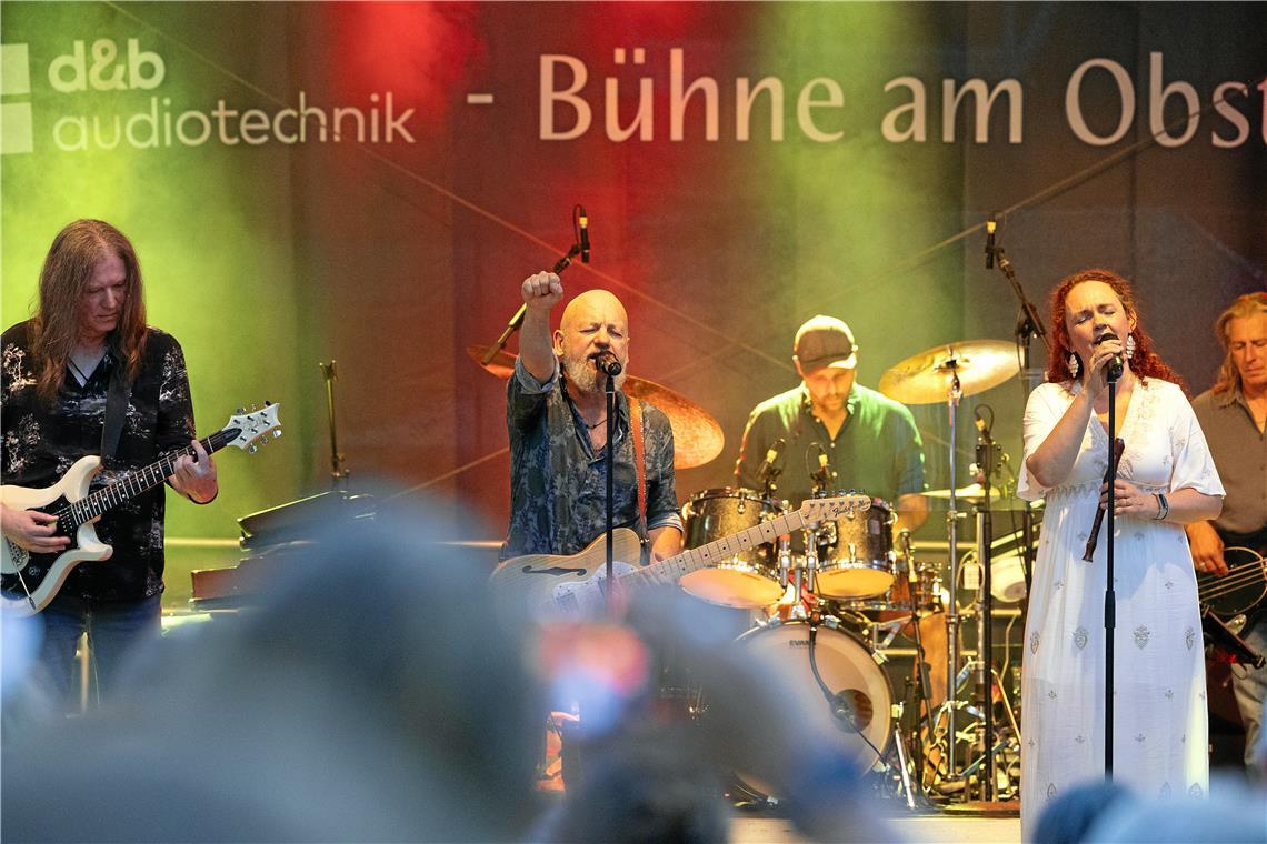 Vermutlich ein letztes Mal sorgt Wendrsonn auf der Bühne am Obstmarkt für Straßenfest-Stimmung. Foto: Alexander Becher